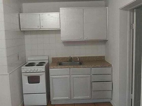 2nd image of 1001 S E St #2