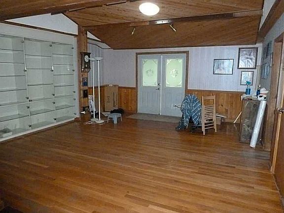 2nd image of 611 Bristol Ln