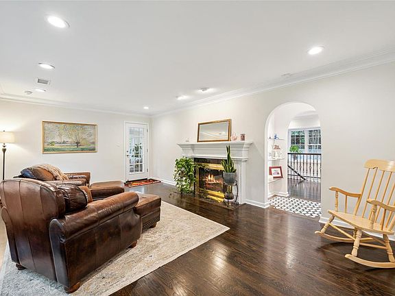 4th image of 14 Scarsdale Ln