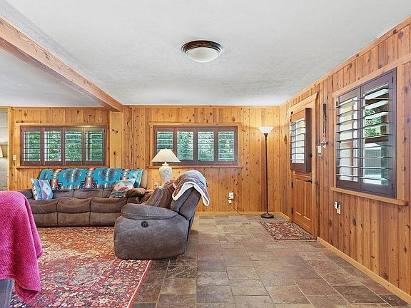 3rd image of 220 Garden Ln
