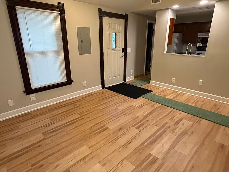 909-911 Connecticut — Photo 10