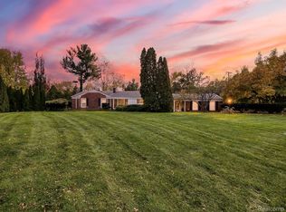933 Robinhood Rd, Bloomfield Hills, MI 48304