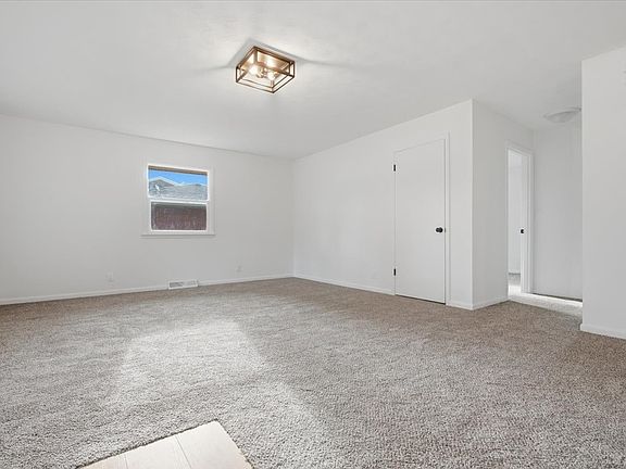 4th image of 404 Sunset Dr