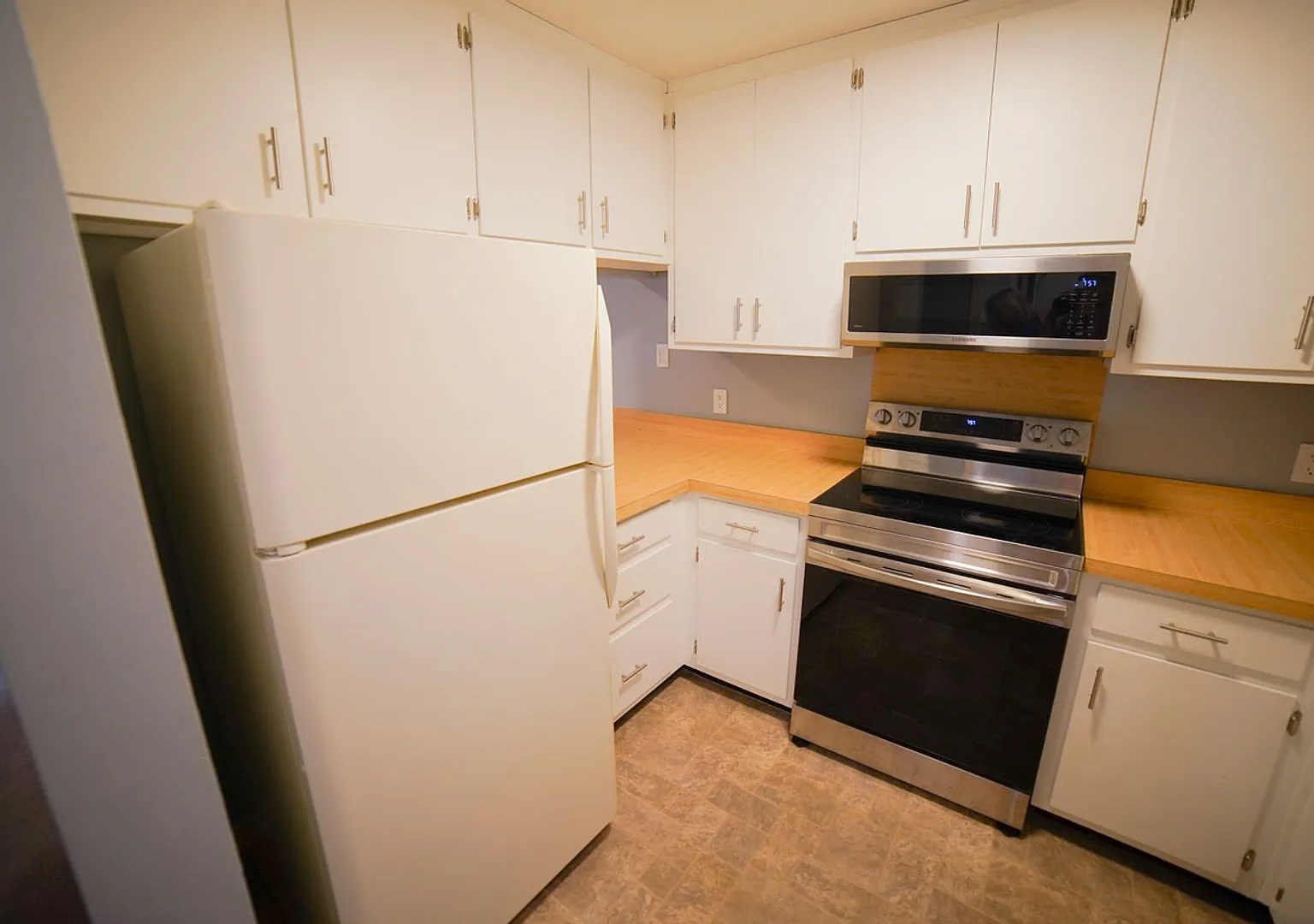 1 Bed / 1 Bath Overlooking the Pool! — Photo 3
