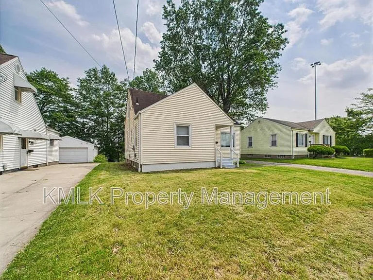 636 Lurie Ave — Photo 3