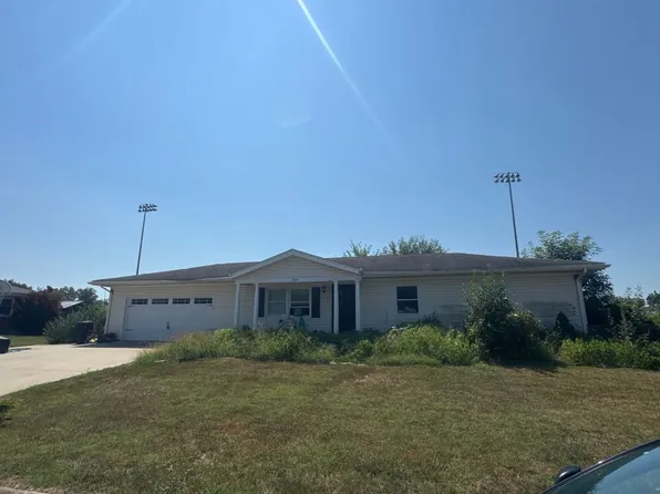524 E Gym St, Nashville, IL 62263