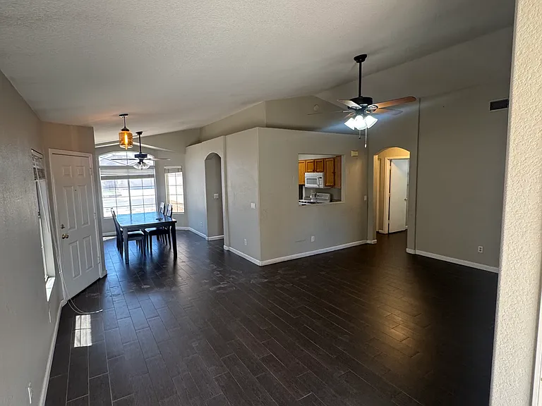 5022 E Holmes Ave — Photo 4