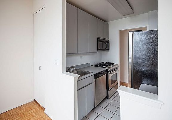 5th image of 171 E 84th St APT 10A