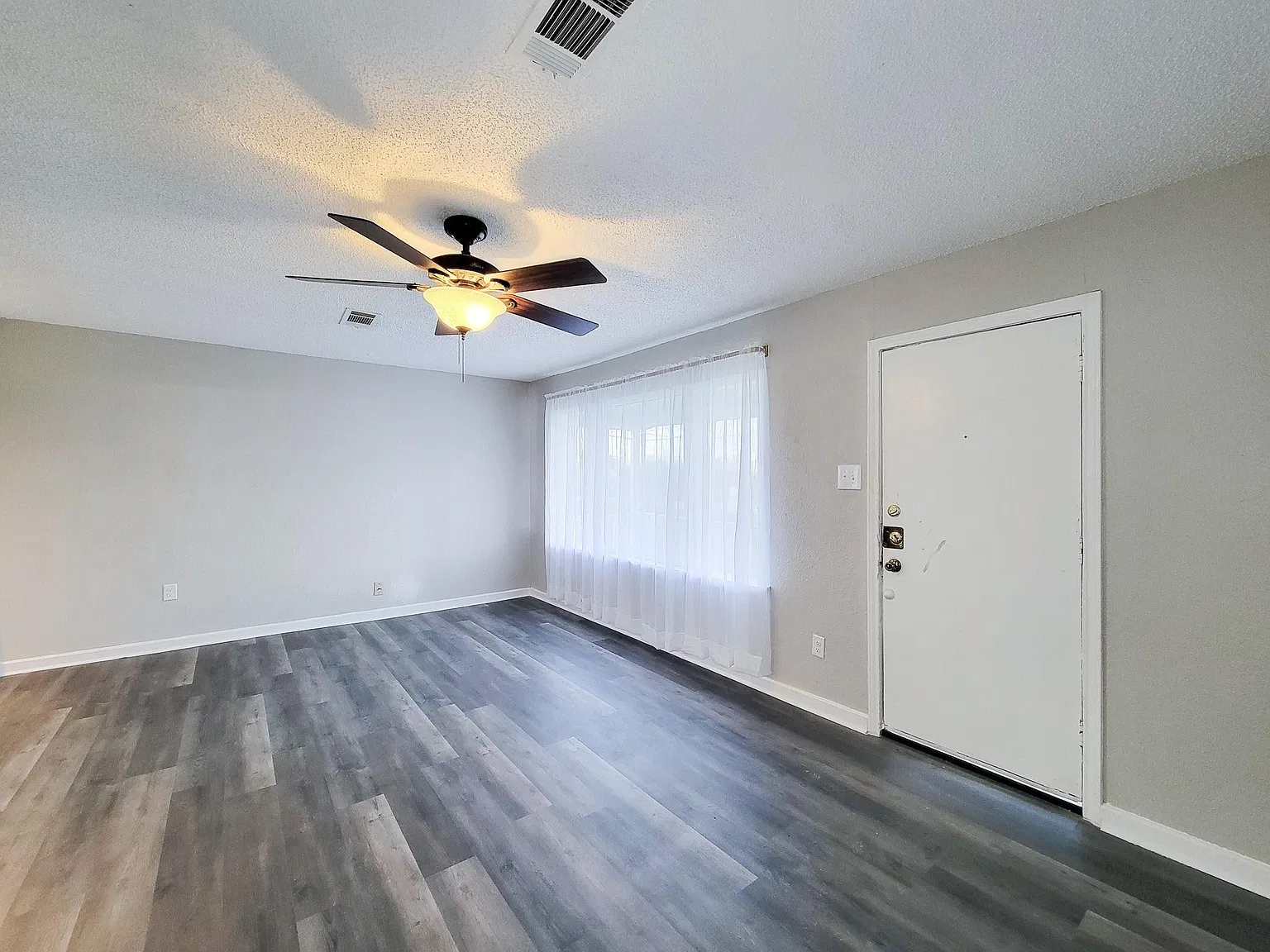 2 bed, 1.0 bath, 934 sqft, $1,200 — Photo 3