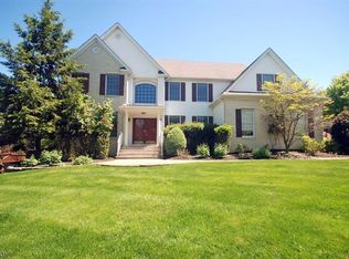 2 Hickory Ln, Green Brook, NJ 08812