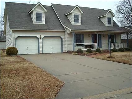 Aprox 2200 SqFt w/Laundry Upstairs