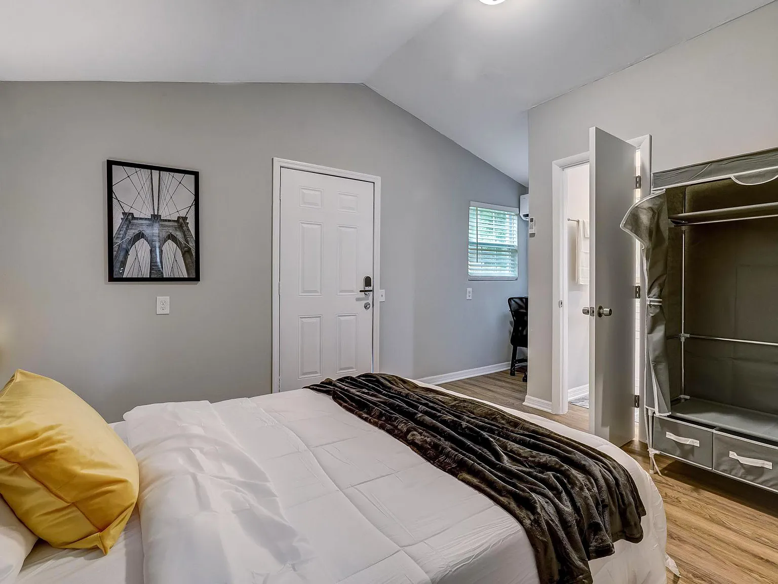 4 bed, 4.0 bath, 2098 sqft, $1,027 — Photo 3