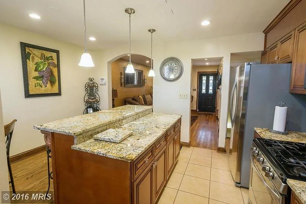 3 bed, 1300 sqft, $3,000 — Photo 3