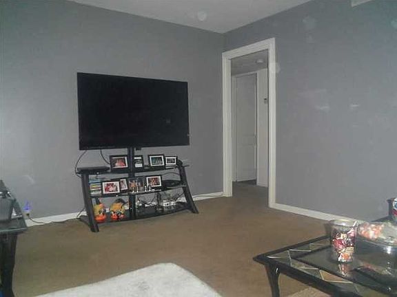 4th image of 2412 Maplewood Cir