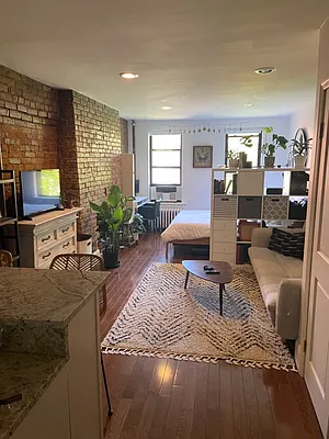 Rented by Weinstein Realty Group | media 8