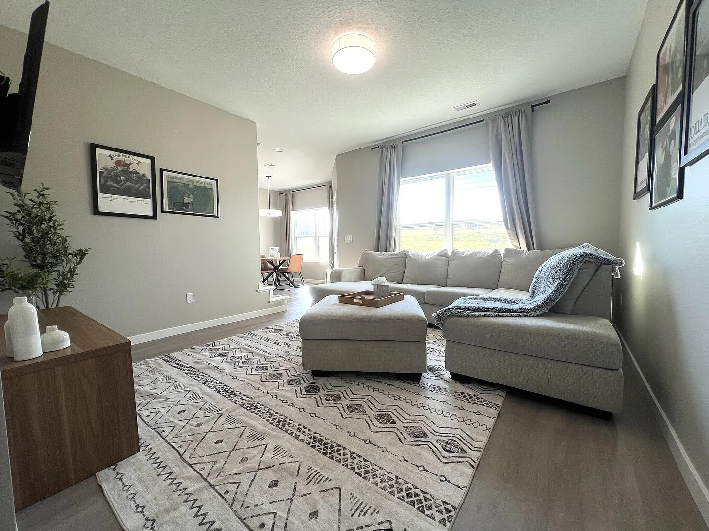 Comfort & Space: 3 King Beds, Large Rooms, Attached Garage! — Photo 2