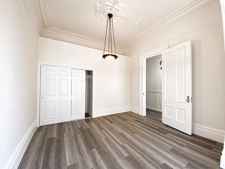241 Waller St — Photo 3