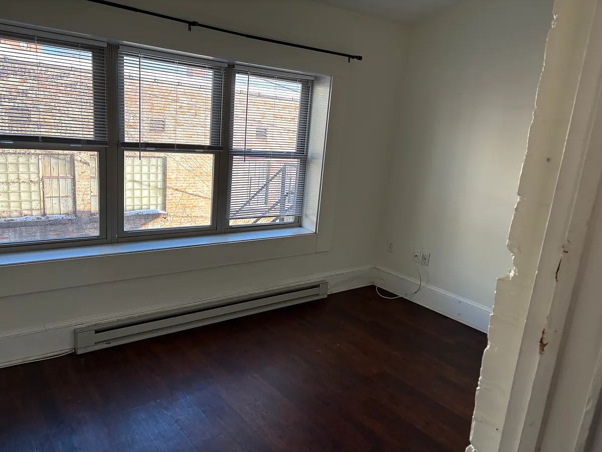 Building Photo - 9 Caroline St #2
