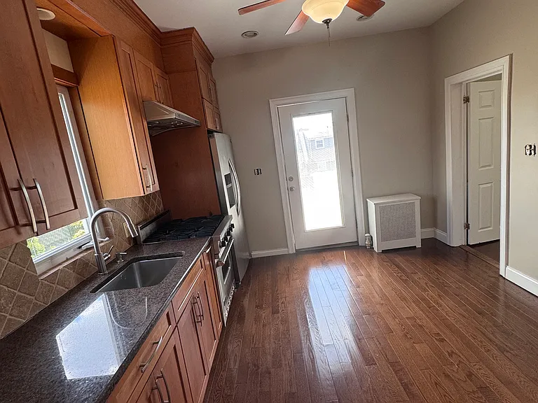 549 1st St #2 — Photo 3