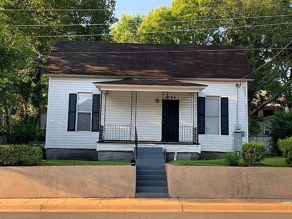 1004 E Houston St