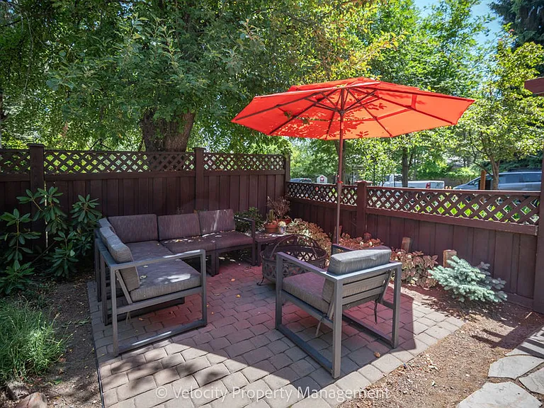 1374 NW Kingston Ave — Photo 42