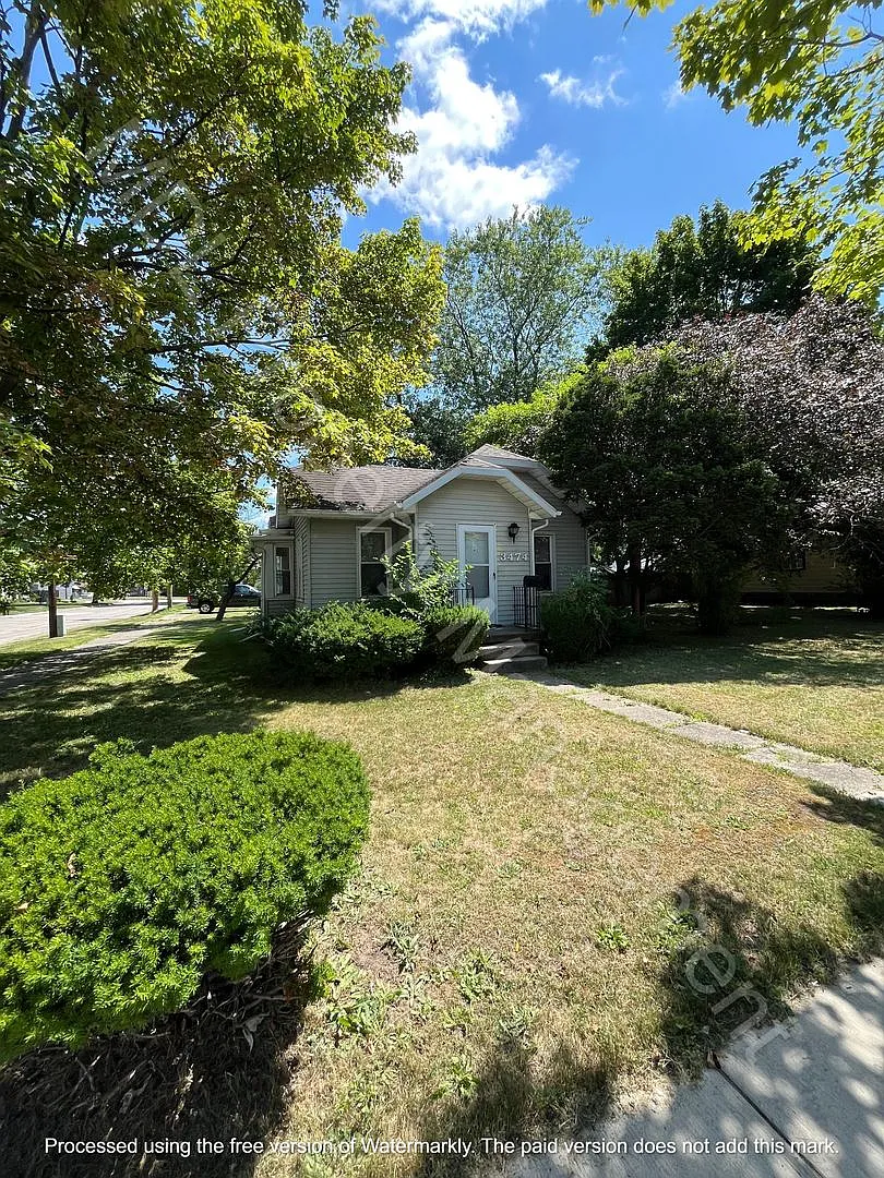 2 Bedroom Home with 2 Car Garage & Fenced Yard — Photo 2