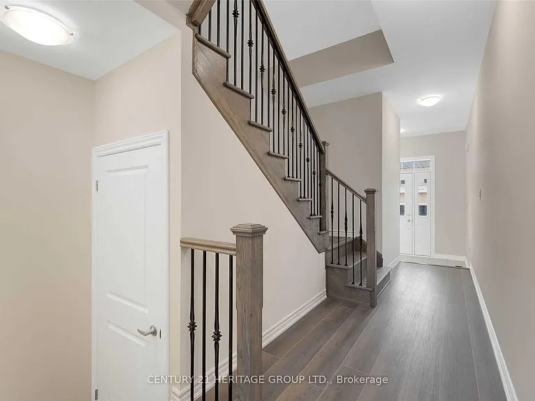 82 Ferragine Cres — Photo 13