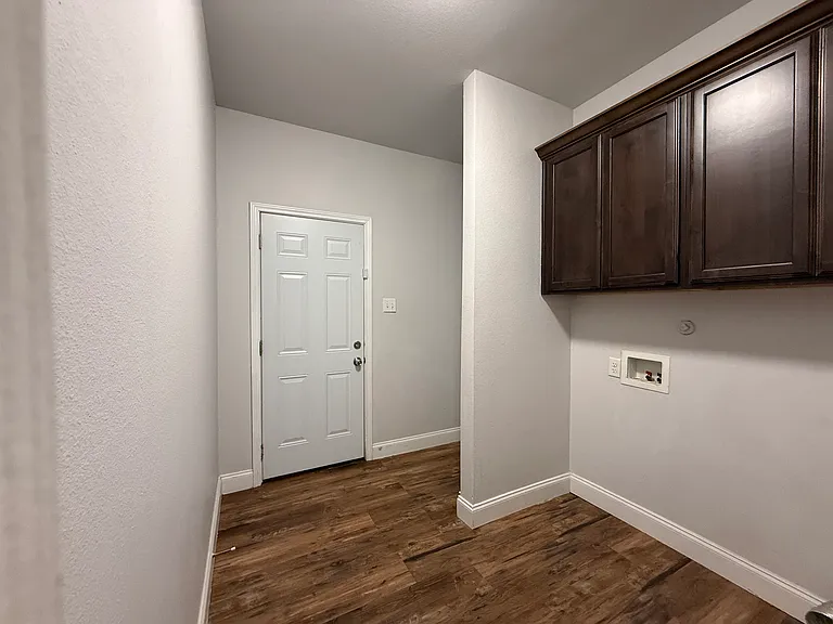 4705 Henry St — Photo 7
