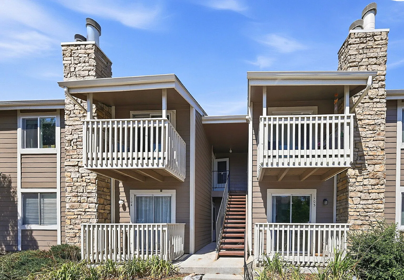 2 bed, 2.0 bath, 904 sqft, $1,621 — Photo 1