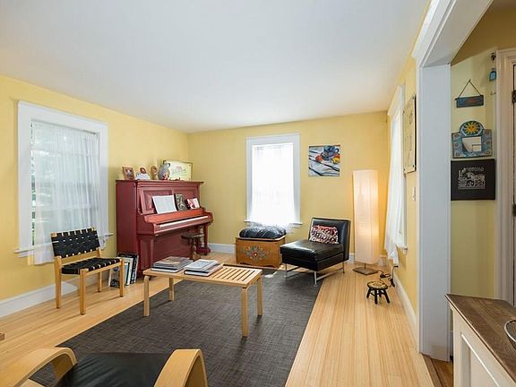 3rd image of 32 Abbott St