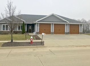 1924 Creek Wood Dr, Dubuque, IA 52003