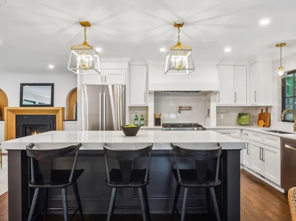 231 Bushaway Rd, Wayzata, MN 55391