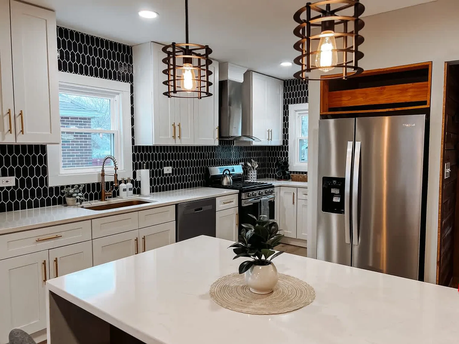 4 bed, 2.0 bath, 1689 sqft, $4,041 — Photo 4