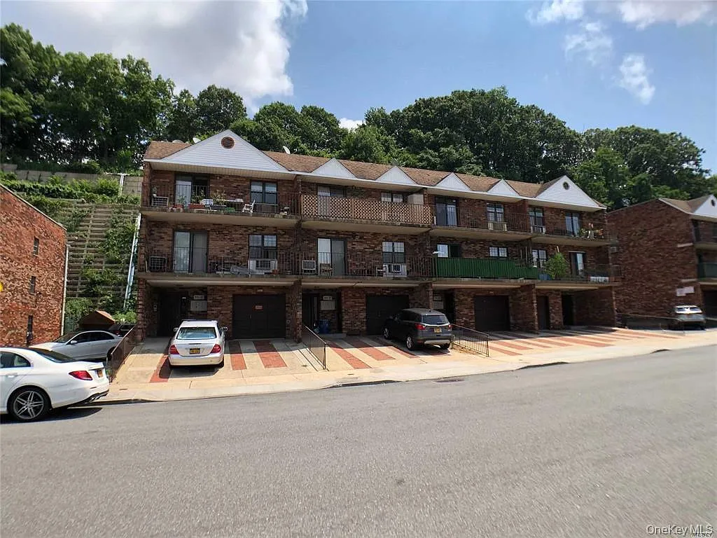1 bed, 1.0 bath, 571 sqft, $2,350 — Photo 1