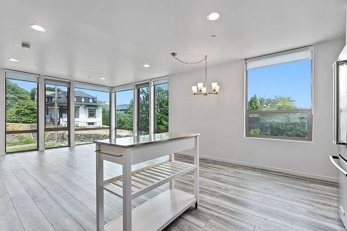 2409 E Thomas St — Photo 16