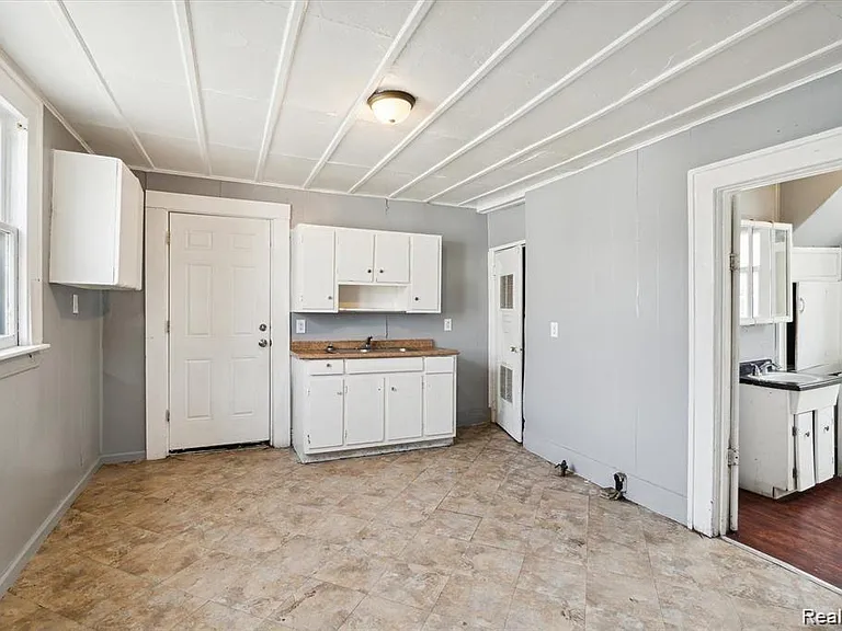 7068 Ford Ave — Photo 6