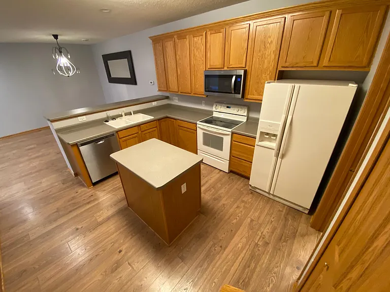 570 Tamarack Trl — Photo 2