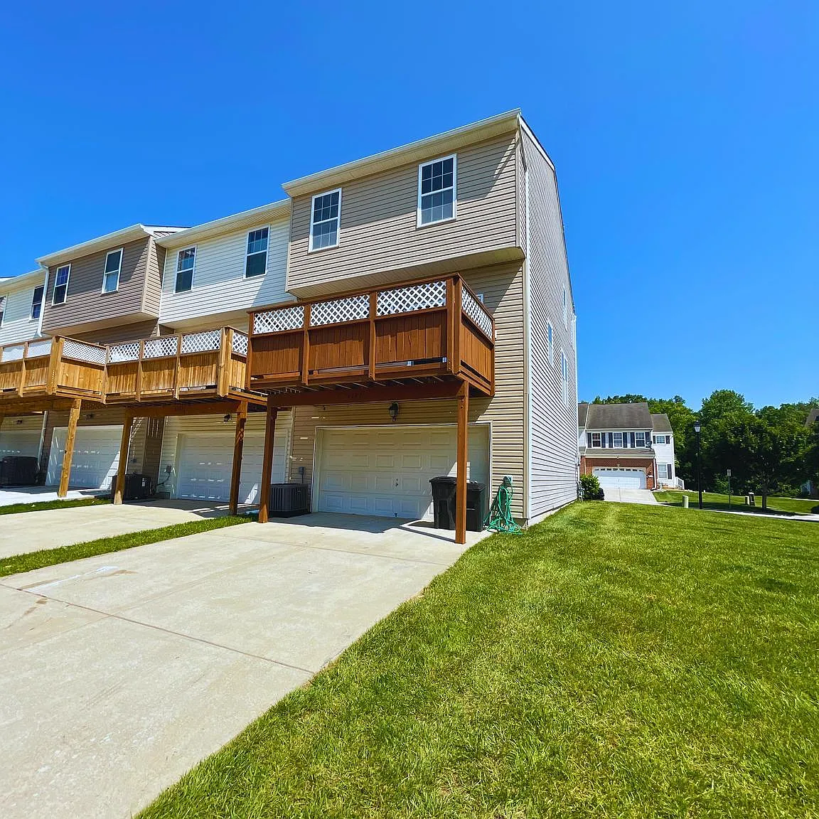 4 bed, 3.5 bath, 1860 sqft, $2,700 — Photo 2