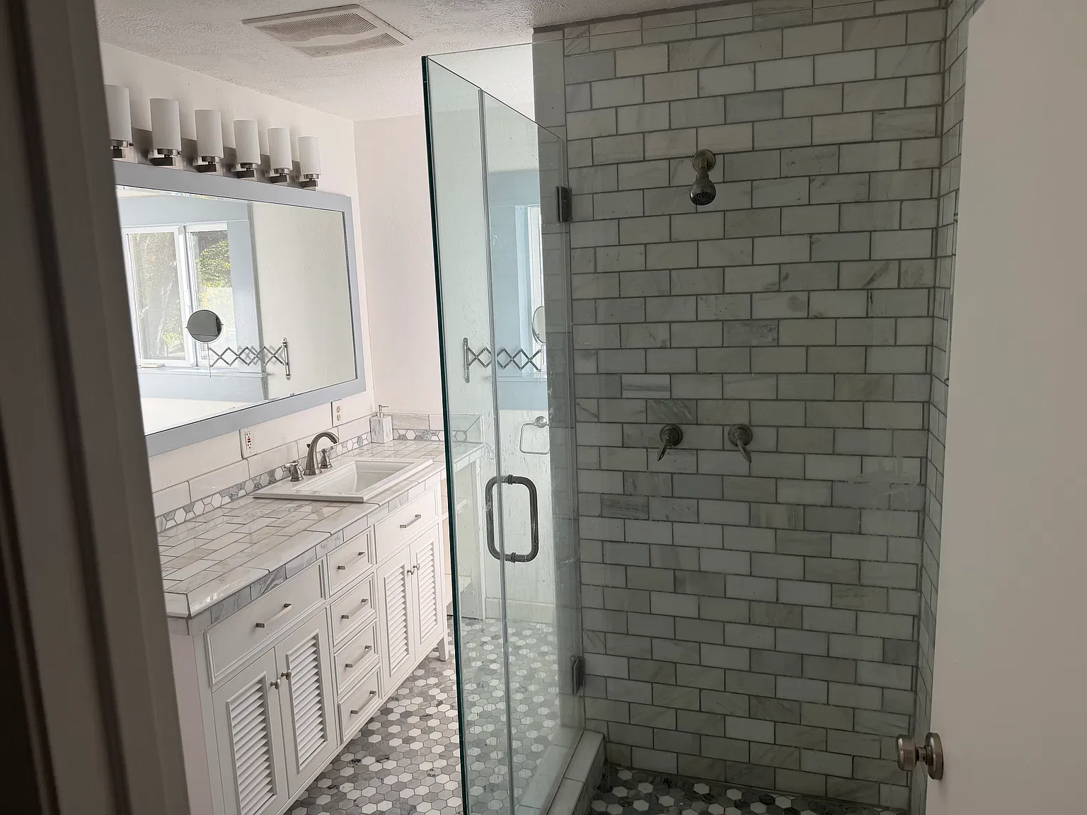 4 bed, 1956 sqft, $4,000 — Photo 4
