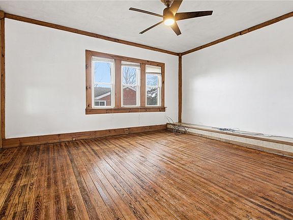 5th image of 95 E Main St