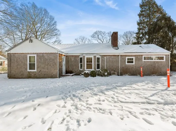 34 Lynncliff Rd, Hampton Bays, NY 11946