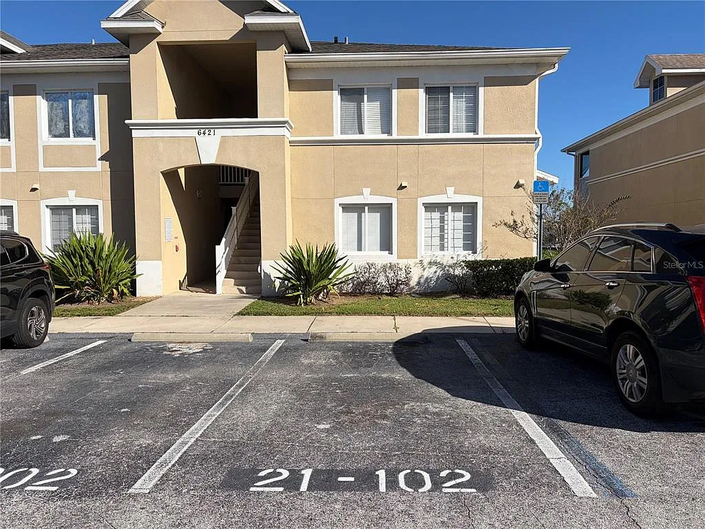 3 bed, 2.0 bath, 1151 sqft, $2,100 — Photo 2