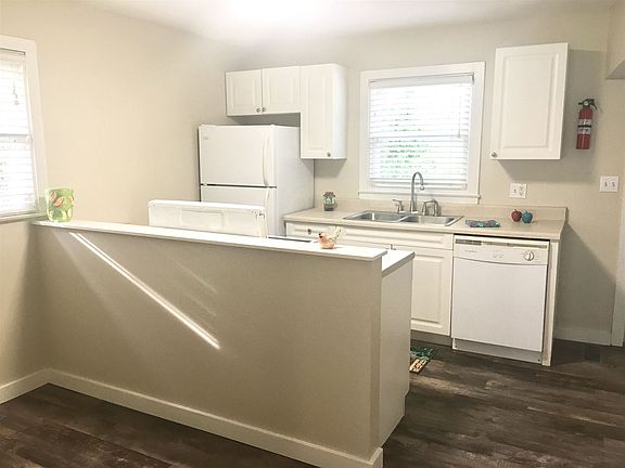 5th image of 703 E Moody Dr