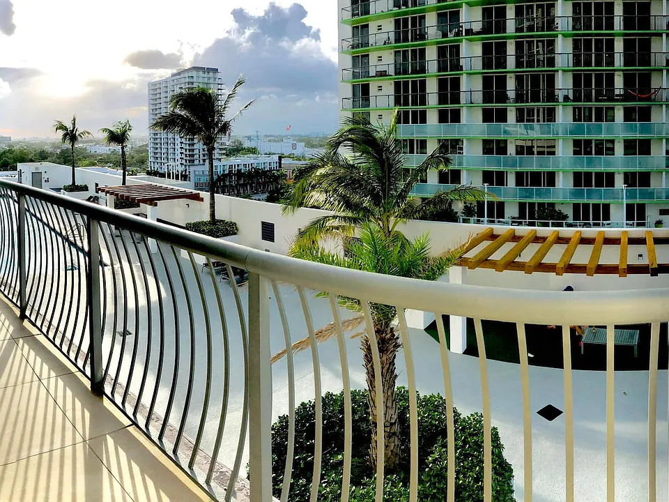 N Bayshore Dr