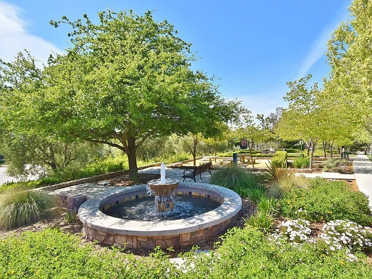 2221 Golden Crest Cmns — Photo 19