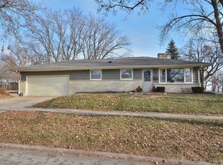 423 S Hine Ave, Waukesha, WI 53188
