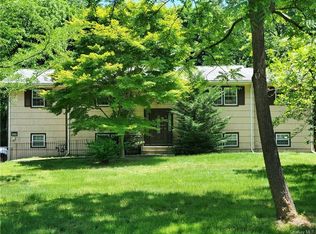 988 Chestnut Ridge Rd, Chestnut Ridge, NY 10977