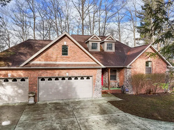 9311 Point Lookout Dr, Cadillac, MI 49601