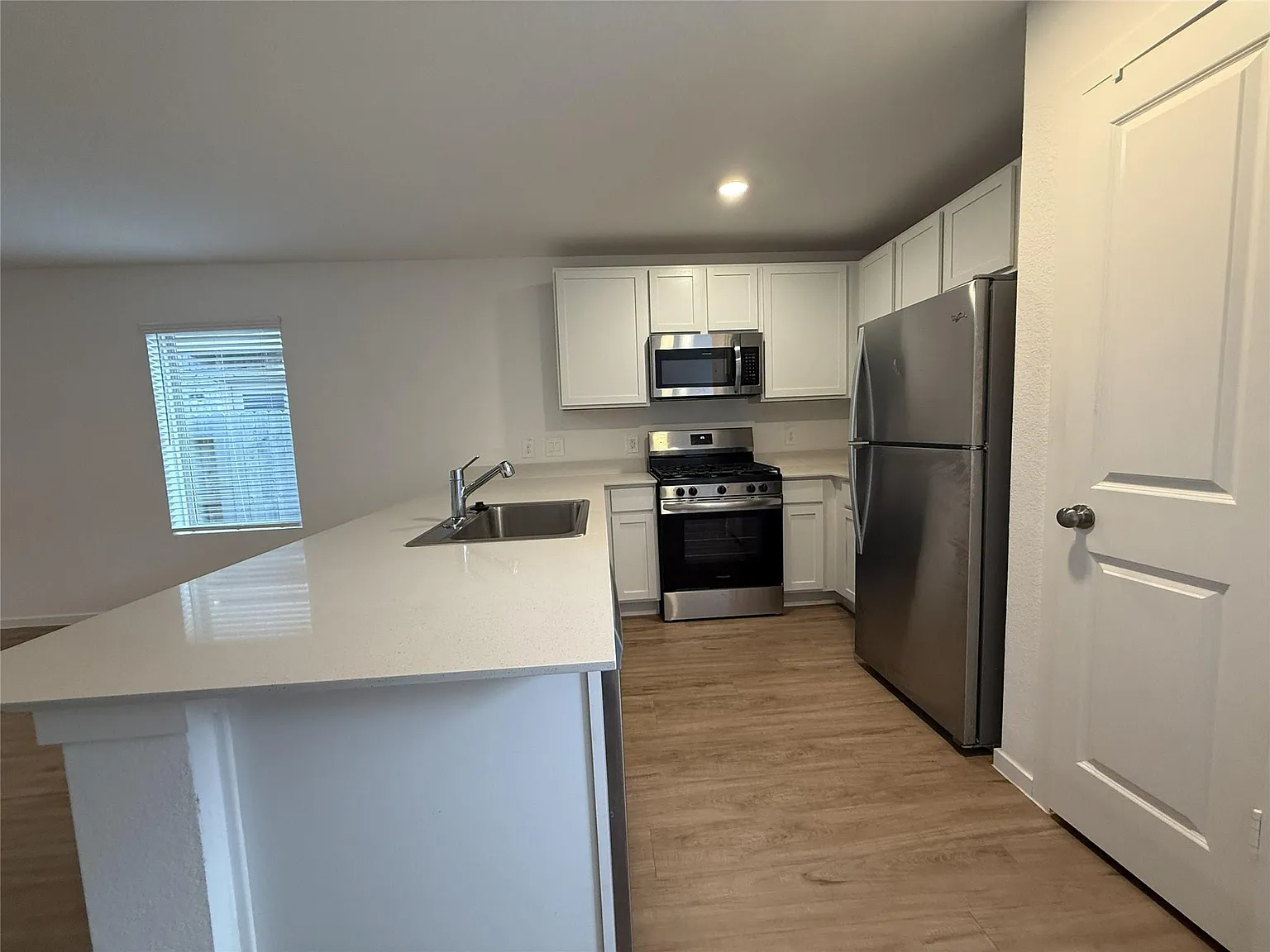 3 bed, 2.0 bath, 1470 sqft, $1,950 — Photo 2