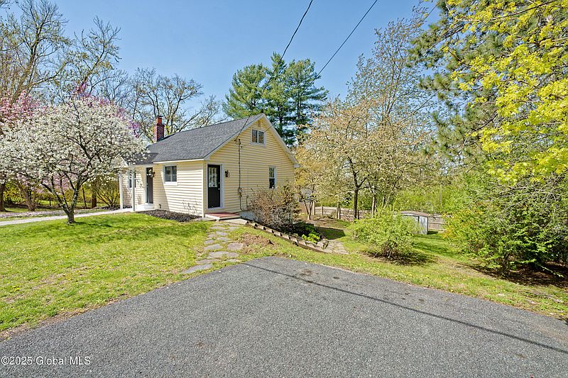 2nd image of 33 Grapevine Place